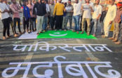 पैरों से रौंदा, चप्पलों से मारा, गाड़ियों से कुचला: पाकिस्तानी आतंक के खिलाफ उज्जैन में फूटा गुस्सा, हिंदूवादी संगठनों ने सड़क पर रौंदा पाक झंडा !