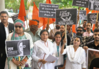 “लव जिहाद” के मामलों को लेकर उज्जैन में सकल हिंदू समाज का प्रदर्शन, कलेक्टर कार्यालय पर प्रदर्शन कर मुख्यमंत्री के नाम सौंपा ज्ञापन; कर रहे NIA जाँच मांग!