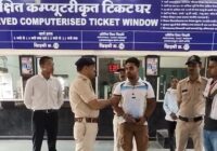 उज्जैन रेलवे स्टेशन पर फिल्मी अंदाज़ में लूट, टिकट क्लर्क की आंखों में मिर्ची डालकर उड़ाए ₹35,000: CCTV फुटेज से हुई संदिग्ध की पहचान, जल्द होगा गिरफ्तार!