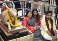 केंद्रीय मंत्री श्री जी. कृष्ण रेड्डी ने किए महाकाल के दर्शन, नंदी के कान में कही मनोकामना; परिवार सहित पूजन-अर्चन कर मांगा आशीर्वाद!