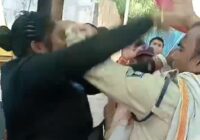 महाकालेश्वर मंदिर में महिला सुरक्षाकर्मी का श्रद्धालु पर कुर्सी से हमला, वीडियो वायरल—ड्यूटी से हटाई गई सुरक्षाकर्मी
