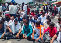 उज्जैन लव जिहाद Case: आक्रोशित ग्रामीणों ने उज्जैन-झालावाड़ हाईवे पर चक्का किया जाम, गर्मी में लोग सड़क पर टेंट लगाकर बैठे; मौके पर भारी पुलिस बल तैनात !