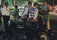 शहर में बुलेट से पटाखा फोड़ने का शौक पड़ा भारी: उज्जैन पुलिस की सख्त कार्रवाई, साइलेंसर के पास बिठाकर पूछी ‘आवाज़’ की सहनशीलता!