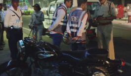 शहर में बुलेट से पटाखा फोड़ने का शौक पड़ा भारी: उज्जैन पुलिस की सख्त कार्रवाई, साइलेंसर के पास बिठाकर पूछी ‘आवाज़’ की सहनशीलता!