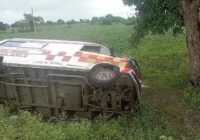 उज्जैन में बड़ा हादसा: नीलगाय से टकराकर पलटी एम्बुलेंस, रास्ते में ही महिला की हुई डिलीवरी