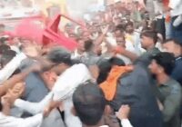 महिदपुर में शाही सवारी के दौरान हंगामा: भाजपा-कांग्रेस कार्यकर्ताओं में जमकर चलीं कुर्सियां, पुलिसकर्मी घायल; विधायक ने थाने में दी शिकायत!