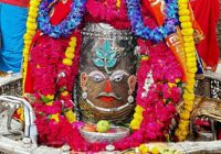 महाकालेश्वर मंदिर में तड़के खुला सभा मंडप, स्वस्तिवाचन और घंटी के साथ हुई शुरुआत; शेषनाग का रजत मुकुट और मुण्ड माला धारण कर साकार रूप में विराजमान हुए भगवान महाकाल!