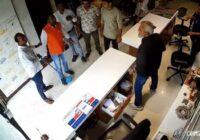 पानी की बाल्टी से शुरू हुआ विवाद, मारपीट और पिस्टल तक पहुंचा मामला: दूधतलाई में प्लायवुड व्यापारी और पोहा ठेलेवाले में विवाद, CCTV फुटेज से सामने आया सच!