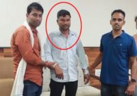 उज्जैन शनि मंदिर में पूजन के बाद मांगी रिश्वत, लोकायुक्त ने 11 हजार रिश्वत लेते रंगेहाथ पकड़ा रोजगार सहायक; PM आवास योजना की किश्त दिलाने के लिए मांगे थे 15 हजार!