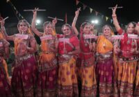 “घटी GST, मिला उपहार”: उज्जैन में नवरात्रि गरबा महोत्सव में “जीएसटी गरबा” ने खींचा ध्यान, युवतियों ने हाथों में तख्तियां लेकर कहा – धन्यवाद मोदी सरकार!