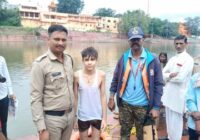 उज्जैन रामघाट पर गहरे पानी में फिसला 12 वर्षीय बच्चा: होमगार्ड जवान ने दिखाई बहादुरी, नदी में कूदकर बचाई जान!