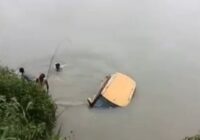 भेसोला में बड़ा हादसा टला: अचानक फटा टायर, कार 20 फीट खाई में गिरी; ग्रामीणों की बहादुरी से 3 युवक सुरक्षित बाहर निकाले