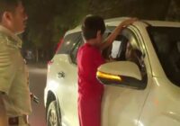 उज्जैन में पिता की शर्मनाक हरकत: चलती कार में 9 साल के बेटे को लटकाया, पुलिस ने रोका और लगाई कड़ी फटकार