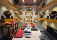 सोने-चांदी की ज्वेलरी में विराजमान बप्पा: पटनी बाजार गणेश पंडाल बना आकर्षण का केंद्र, नोट गिनने की मशीन, लैपटॉप और तौल कांटे के साथ व्यापारी स्वरूप में बैठे गणेश!