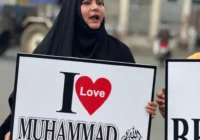 “I Love Mohammad” से शुरू हुआ विवाद अब “I Love Mahakal” तक पहुँचा: टॉवर चौक पर नूरी खान ने दिया धरना, कहा – “संविधान हमें धर्म पालन की आज़ादी देता है”!