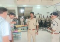 दीपावली के बाद एसपी प्रदीप शर्मा का सरप्राइज विजिट — थानों पर पहुंचे, पुलिसकर्मियों संग बांटी मिठाई और मनाई खुशियां