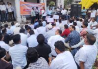 उज्जैन में बिजली विभाग का हंगामा! अधीक्षण यंत्री के साथ मारपीट के विरोध में MPSEB कर्मचारियों का टॉवर चौक पर जोरदार प्रदर्शन, प्रदर्शनकारियों ने दी चेतावनी-बोले जल्द करेंगे बड़ा आंदोलन