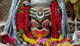 महाकाल के दरबार में शुक्रवार तड़के दिव्य भस्म आरती — पंचामृत से हुआ अभिषेक, रजत चंद्र और मुण्डमाला से सजा भगवान का स्वरूप