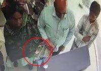 सोयाबीन बेचकर पैसा जमा कराने आए थे… बैंक के अंदर ही हो गई लाखों की चोरी; दो महिलाओं ने शॉल की आड़ में की चोरी… मिनट भर में 1 लाख गायब! सोयाबीन बेचकर पैसा जमा कराने आए थे… बैंक के अंदर ही हो गई लाखों की चोरी; दो महिलाओं ने शॉल की आड़ में की चोरी… मिनट भर में 1 लाख गायब!