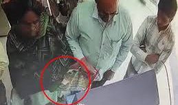 सोयाबीन बेचकर पैसा जमा कराने आए थे… बैंक के अंदर ही हो गई लाखों की चोरी; दो महिलाओं ने शॉल की आड़ में की चोरी… मिनट भर में 1 लाख गायब!