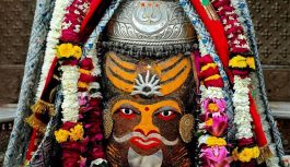 महाकाल मंदिर में भोर की शुरुआत भस्म आरती से, सभा मंडप से खुले गर्भगृह के पट: वीरभद्र जी के कान में स्वस्ति वाचन के बाद ली गई आज्ञा, पंचामृत अभिषेक और दिव्य श्रृंगार के हुए दर्शन महाकाल मंदिर में भोर की शुरुआत भस्म आरती से, सभा मंडप से खुले गर्भगृह के पट: वीरभद्र जी के कान में स्वस्ति वाचन के बाद ली गई आज्ञा, पंचामृत अभिषेक और दिव्य श्रृंगार के हुए दर्शन