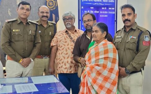 उज्जैन में मानवता की मिसाल, शिप्रा आरती के दौरान बिछड़ी बुजुर्ग महिला को उज्जैन पुलिस ने 6 घंटे में ढूंढ निकाला!