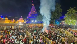 होलिका दहन से पहले रंगों में डूबा उज्जैन, मंदिरों में शुरू हुआ फाग महोत्सव; बाहर से भी पहुंचे श्रद्धालु होलिका दहन से पहले रंगों में डूबा उज्जैन, मंदिरों में शुरू हुआ फाग महोत्सव; बाहर से भी पहुंचे श्रद्धालु