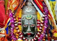 महाकाल मंदिर में अलसुबह भस्मारती की परंपरा, वीरभद्र के स्वस्तिवाचन के बाद खुले चांदी के पट; पंचामृत अभिषेक और राजा स्वरूप में हुआ दिव्य श्रृंगार