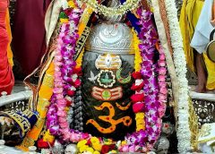 महाकाल मंदिर में तड़के भस्म आरती, स्वस्ति वाचन के बाद खुले चांदी के पट: रजत मुकुट, त्रिपुण्ड और पुष्पमालाओं से सजे बाबा, “जय श्री महाकाल” से गूंजा परिसर