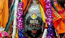 महाकाल दरबार में तड़के हुई भस्म आरती: पंचामृत अभिषेक के बाद बाबा का हुआ दिव्य श्रृंगार, रजत शेषनाग मुकुट और मुण्ड माला में सजे बाबा! महाकाल दरबार में तड़के हुई भस्म आरती: पंचामृत अभिषेक के बाद बाबा का हुआ दिव्य श्रृंगार, रजत शेषनाग मुकुट और मुण्ड माला में सजे बाबा!