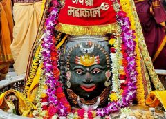 महाकाल मंदिर में भोर की भस्म आरती: स्वस्ति वाचन के बाद खुले चांदी के पट, रजत चंद्र और पुष्पमालाओं से सजे बाबा महाकाल!