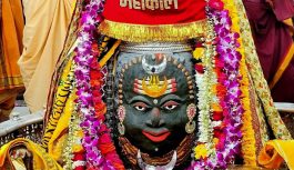 महाकाल मंदिर में भोर की भस्म आरती: स्वस्ति वाचन के बाद खुले चांदी के पट, रजत चंद्र और पुष्पमालाओं से सजे बाबा महाकाल! महाकाल मंदिर में भोर की भस्म आरती: स्वस्ति वाचन के बाद खुले चांदी के पट, रजत चंद्र और पुष्पमालाओं से सजे बाबा महाकाल!