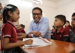 उज्जैन संभाग आयुक्त अचानक पहुंचे स्कूल, बच्चों के साथ जमीन पर बैठकर ली पढ़ाई की जानकारी: रिजल्ट शीट देखी, संख्या ज्ञान पर पूछा सवाल; बाद में आंगनबाड़ी केंद्र में वैक्सीनेशन कार्य का निरीक्षण