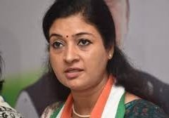 महाकाल मंदिर पहुंचीं महिला कांग्रेस अध्यक्ष अल्का लांबा, मीडिया से बोलीं महिला कांग्रेस अध्यक्ष— नाम में भगवान जोड़ना काफी नहीं, सवाल ये है कि काम क्या किया जा रहा है