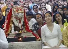 महाकाल की भस्म आरती में शामिल हुईं अभिनेत्री मेधा शंकर: दूसरी बार पहुंचीं उज्जैन; विधि-विधान से पूजा कर लिया आशीर्वाद