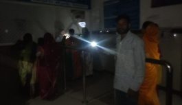 उज्जैन के चरक भवन में बिजली संकट, एक घंटे तक ठप रहीं सेवाएं: बैकअप भी हुआ फेल, मरीज होते रहे परेशान; मोबाइल की रोशनी में चला काम उज्जैन के चरक भवन में बिजली संकट, एक घंटे तक ठप रहीं सेवाएं: बैकअप भी हुआ फेल, मरीज होते रहे परेशान; मोबाइल की रोशनी में चला काम