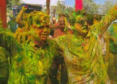 ड्यूटी के बाद रंगों में डूबी उज्जैन पुलिस: कलेक्टर-एसपी ने जवानों संग मनाई होली, ढोल-डीजे पर थिरके अफसर और जवान