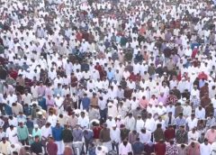 30 रोजों के बाद मनाई गई ईद: इंदिरा नगर ईदगाह में बड़ी संख्या में पहुंचे लोग, नमाज के बाद गले मिलकर बांटी खुशियां; पुलिस ने बढ़ाई सतर्कता