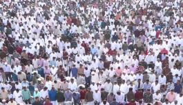 30 रोजों के बाद मनाई गई ईद: इंदिरा नगर ईदगाह में बड़ी संख्या में पहुंचे लोग, नमाज के बाद गले मिलकर बांटी खुशियां; पुलिस ने बढ़ाई सतर्कता