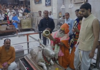 महाकाल मंदिर पहुंचे अखाड़ा परिषद के महामंत्री हरिगिरि महाराज: देश-दुनिया में शांति के लिए की प्रार्थना, श्रद्धालुओं से की मुलाकात