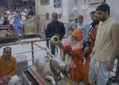 महाकाल मंदिर पहुंचे अखाड़ा परिषद के महामंत्री हरिगिरि महाराज: देश-दुनिया में शांति के लिए की प्रार्थना, श्रद्धालुओं से की मुलाकात