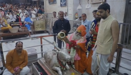 महाकाल मंदिर पहुंचे अखाड़ा परिषद के महामंत्री हरिगिरि महाराज: देश-दुनिया में शांति के लिए की प्रार्थना, श्रद्धालुओं से की मुलाकात महाकाल मंदिर पहुंचे अखाड़ा परिषद के महामंत्री हरिगिरि महाराज: देश-दुनिया में शांति के लिए की प्रार्थना, श्रद्धालुओं से की मुलाकात