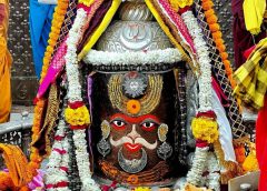 वीरभद्र के कान में स्वस्ति वाचन के बाद शुरू हुई भस्म आरती की प्रक्रिया: रजत मुकुट और मुण्डमाला में सजे महाकाल, भोर में उमड़ा आस्था सागर!