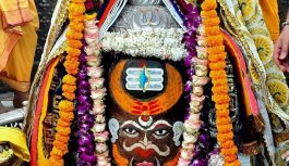 वीरभद्र जी को स्वस्ति वाचन के बाद शुरू हुई भस्म आरती, शेषनाग मुकुट और मुण्डमाला में सजे बाबा महाकाल वीरभद्र जी को स्वस्ति वाचन के बाद शुरू हुई भस्म आरती, शेषनाग मुकुट और मुण्डमाला में सजे बाबा महाकाल