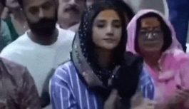 महाकाल मंदिर में टीवी अभिनेत्री कनिका मान ने किए दर्शन, भस्म आरती में हुईं शामिल