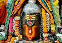 महाकाल मंदिर में तड़के भस्म आरती: शेषनाग के रजत मुकुट और मुण्डमाला में सजे बाबा महाकाल, उमड़ी आस्था!