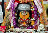 भोर में सजा महाकाल दरबार: रजत त्रिशूल और डमरू से सजा बाबा का दिव्य रूप, उमड़ी श्रद्धालुओं की भीड़