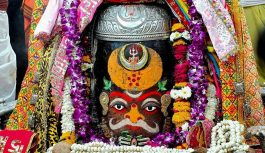 भोर में सजा महाकाल दरबार: रजत त्रिशूल और डमरू से सजा बाबा का दिव्य रूप, उमड़ी श्रद्धालुओं की भीड़