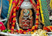 तड़के खुला महाकाल का दरबार: पंचामृत अभिषेक के बाद त्रिपुंड और मुकुट में सजे बाबा के दिव्य दर्शन, उमड़ी श्रद्धालुओं की भीड़