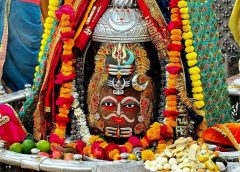 तड़के खुला महाकाल का दरबार: पंचामृत अभिषेक के बाद त्रिपुंड और मुकुट में सजे बाबा के दिव्य दर्शन, उमड़ी श्रद्धालुओं की भीड़